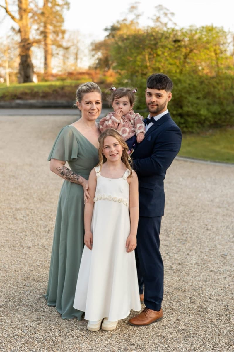 Delbis Fernández con su esposa y sus dos hijas