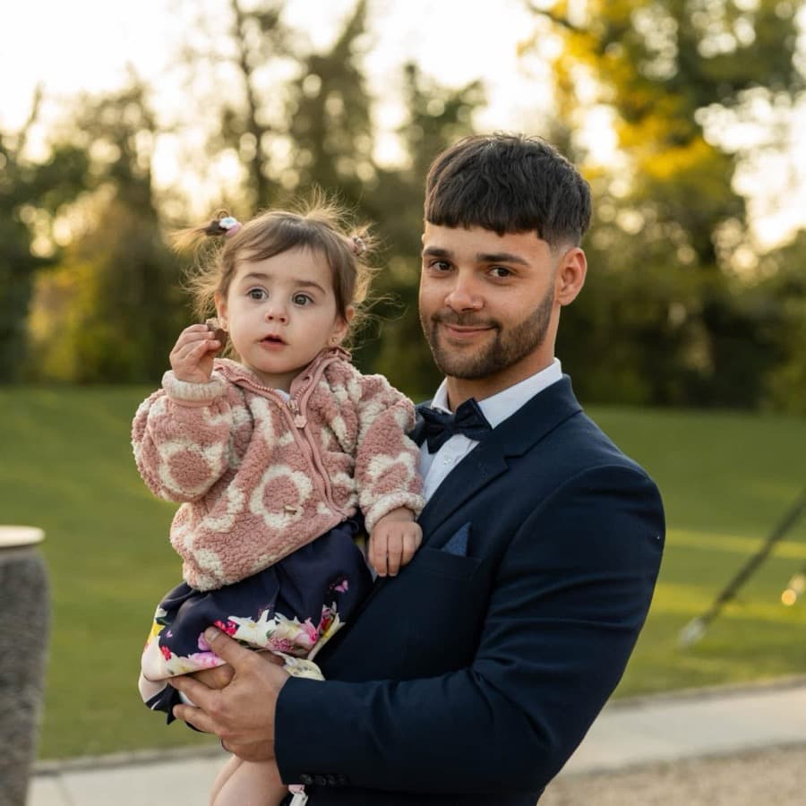 Delbis Fernández con su hija menor en brazos